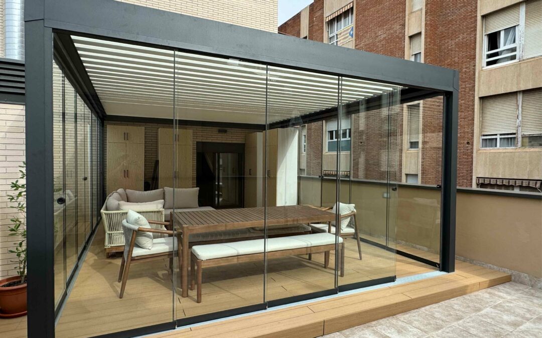 Pérgola bioclimática con cristalera en L’Hospitalet