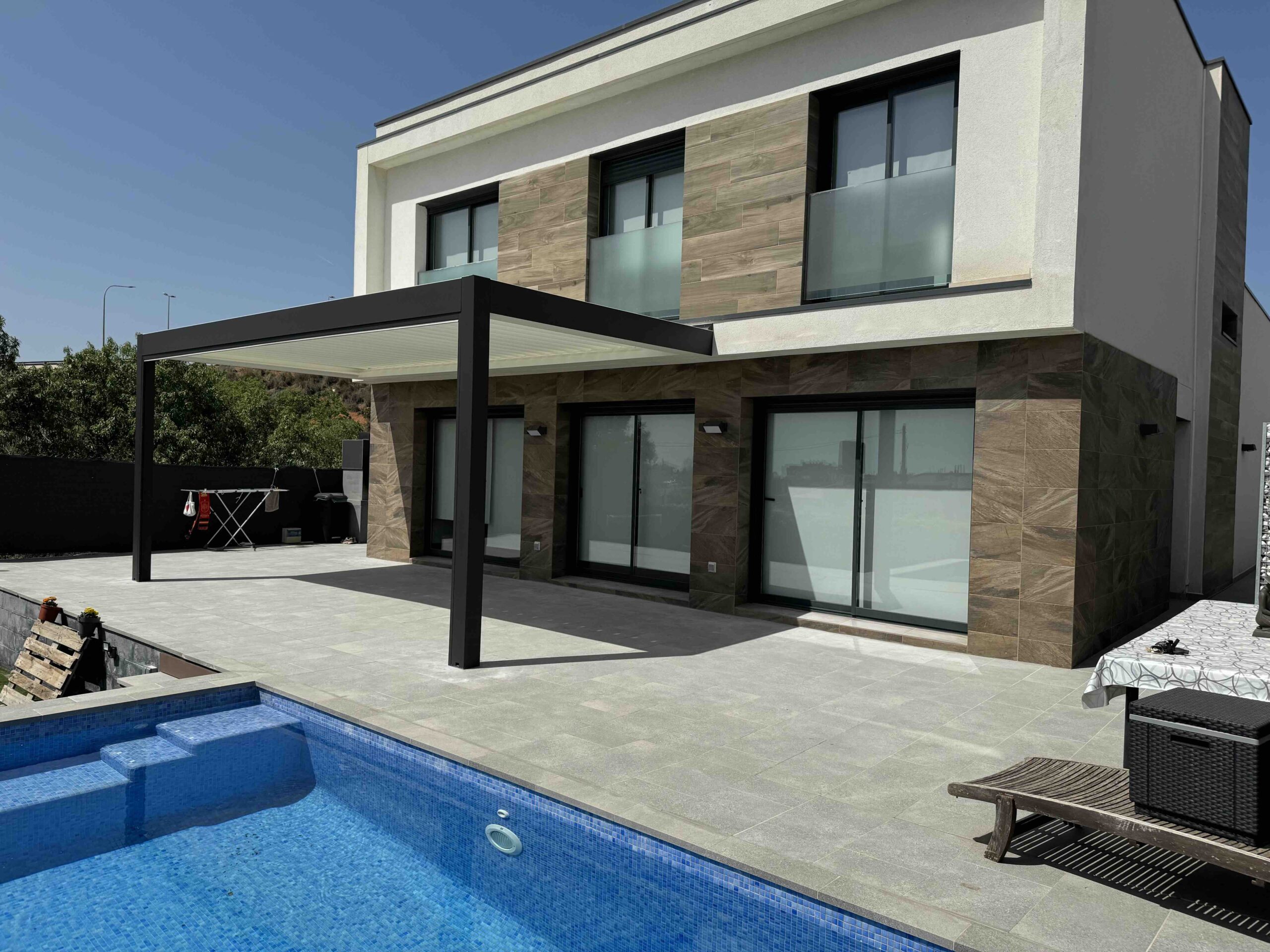 Pérgola bioclimática con cristalera
